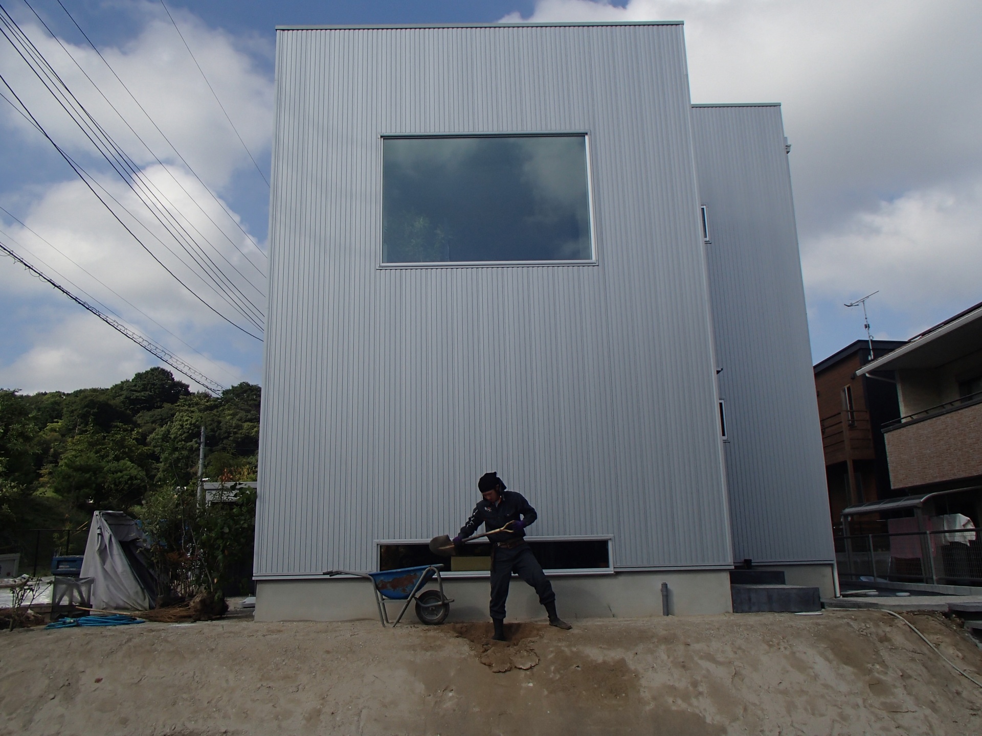 <p>位置を定めて、掘る！掘る！掘ります！！</p>