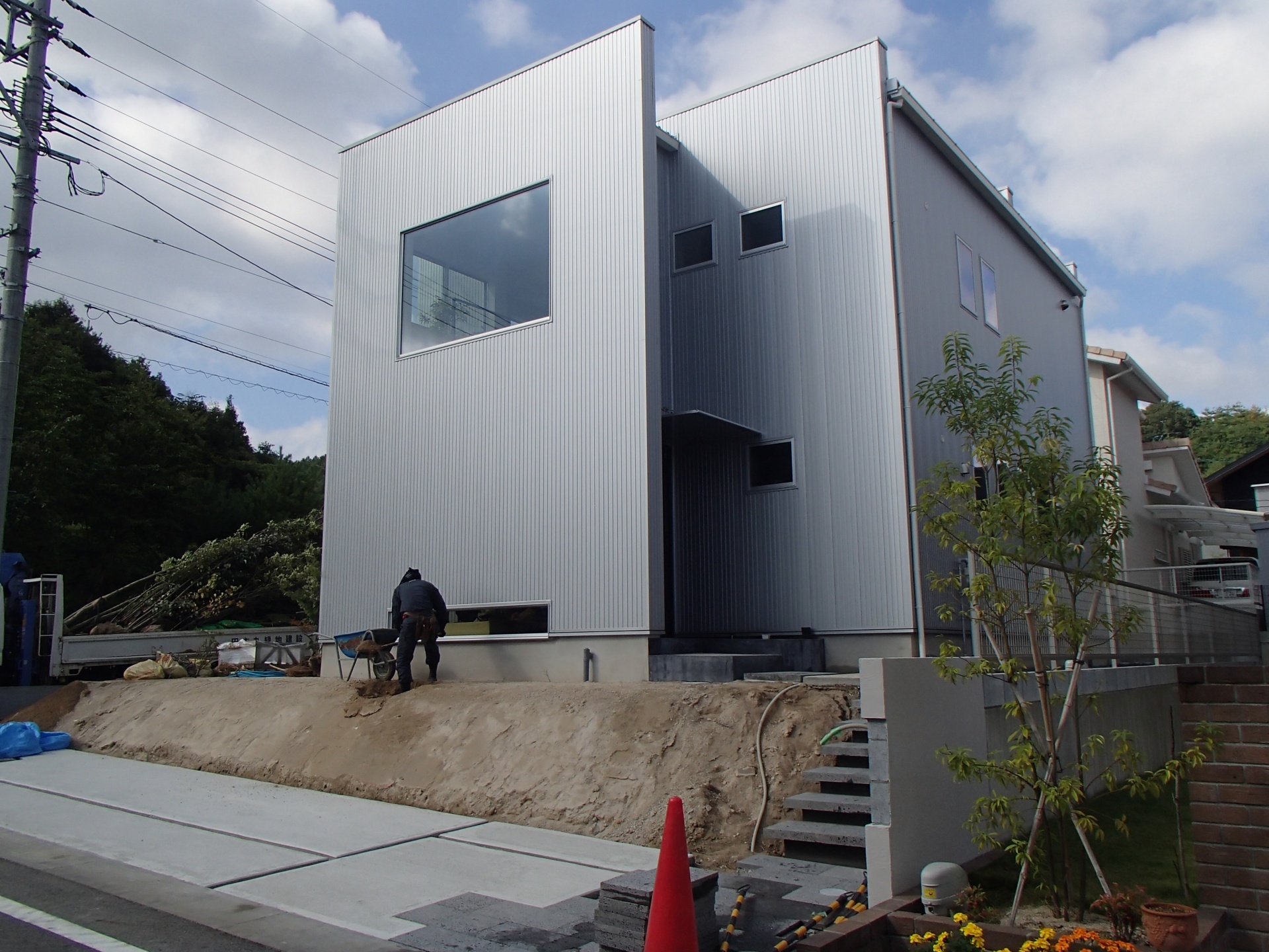 <p>駐車場とアプローチが完成し、本日は、中高木の植栽工事<img src="https://www.tanushimaru.co.jp/smileys/bud.gif"><br />
シンプルモダンのカッコイイ建物に緑のお化粧<img src="https://www.tanushimaru.co.jp/smileys/shine.gif"></p>