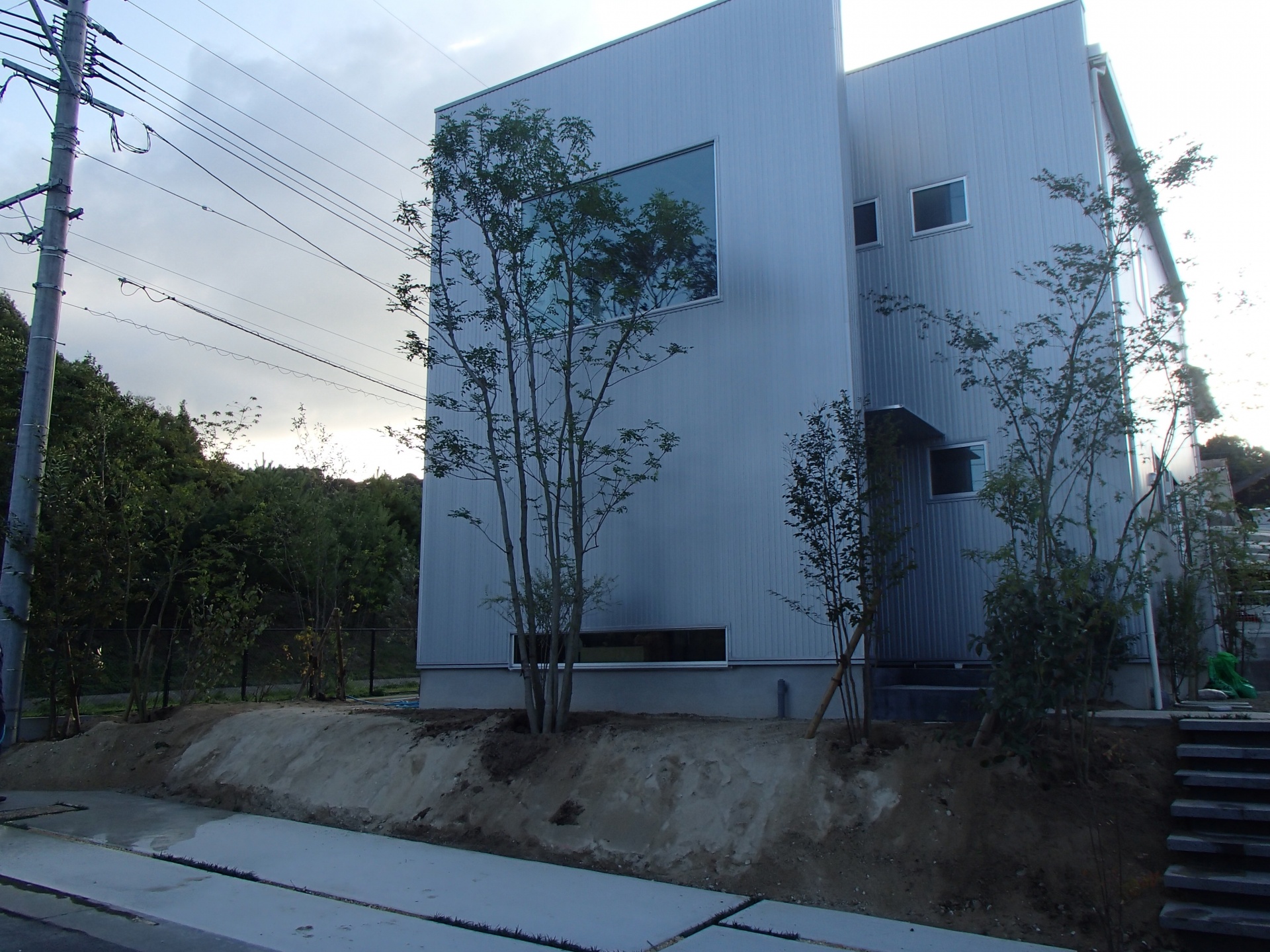 <p>中高木の植栽完了～<img src="https://www.tanushimaru.co.jp/smileys/happy01.gif"><img src="https://www.tanushimaru.co.jp/smileys/shine.gif">植え終わる頃はもう日が暮れてきた～。掃除をきれいにしてあとは、次の工程にバトンタッチ。<br />
まだまだ外構工事の完工ではありませんよ～。これからさらにカッコ良くなっていきますので、おってご報告いたします！！</p>