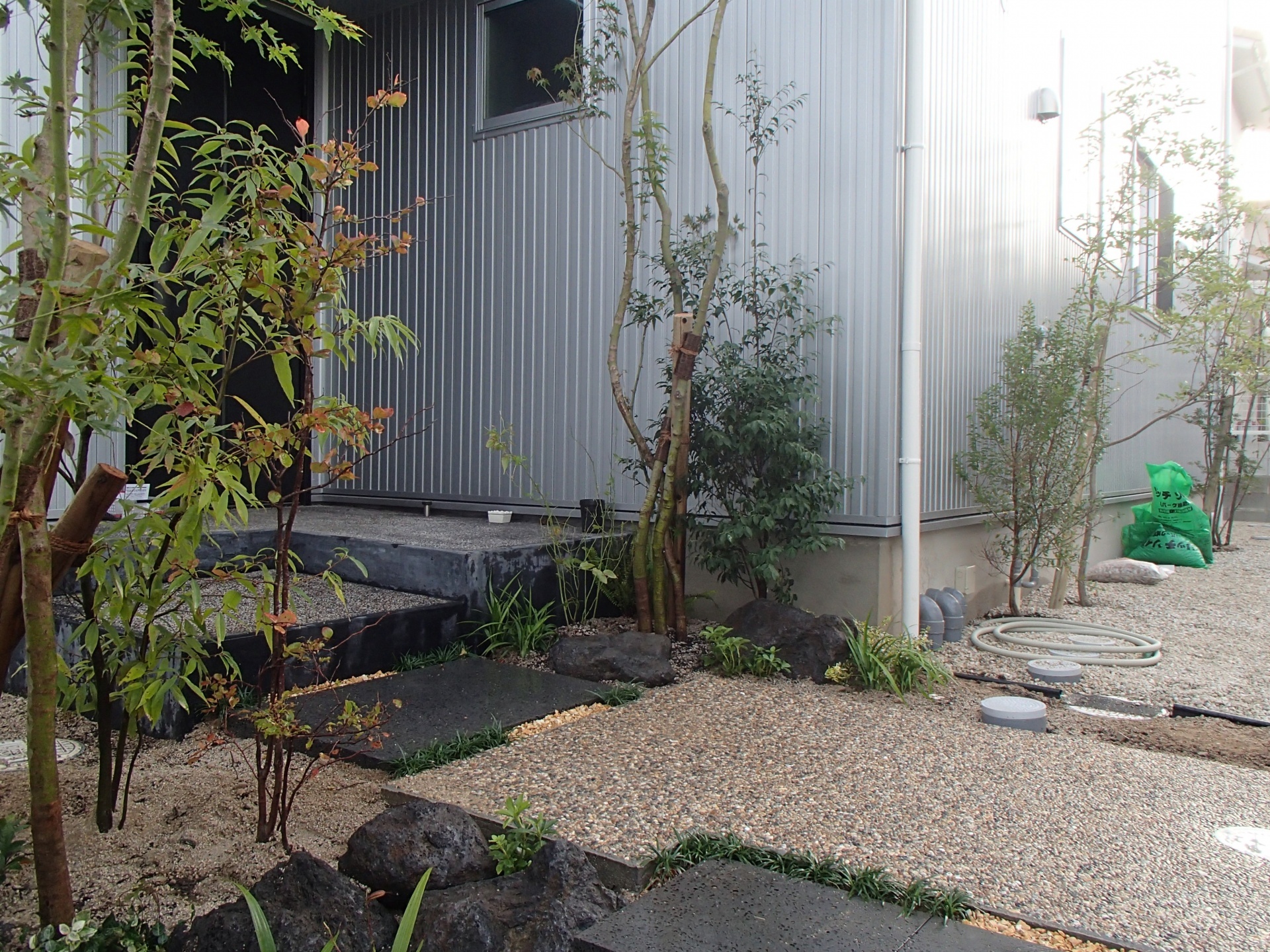 <p>下草を植え付けることで、殺風景に感じられた庭に、スゥッと風が抜ける通り道ができる感じがしませんか？<img src="https://www.tanushimaru.co.jp/smileys/catface.gif"></p>