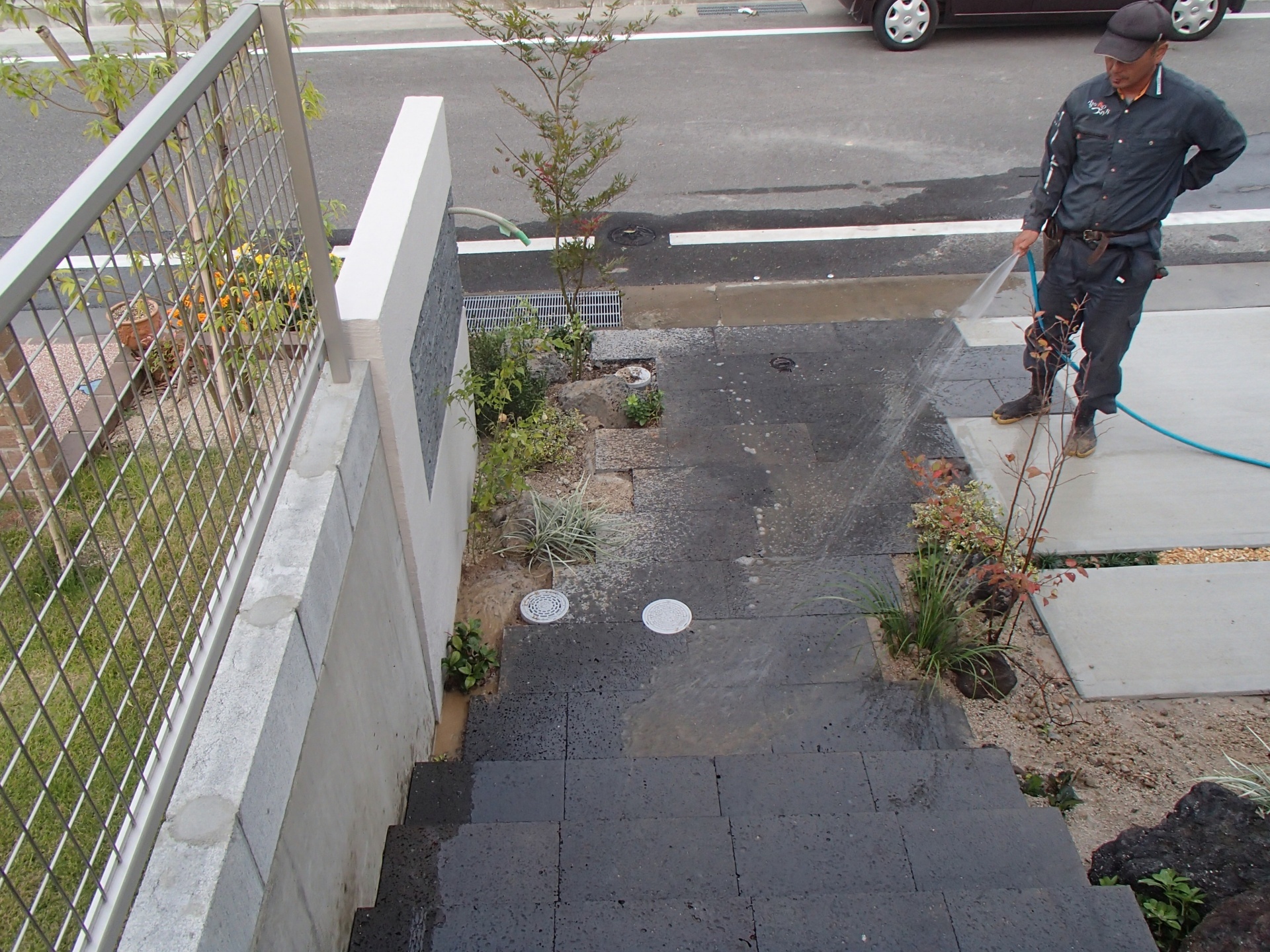 <p>最後は、水撒き、お掃除。「しかっり根付いてくれよ~。」と心の中で一つ一つに語りかける想いで。。<img src="https://www.tanushimaru.co.jp/smileys/bud.gif"></p>