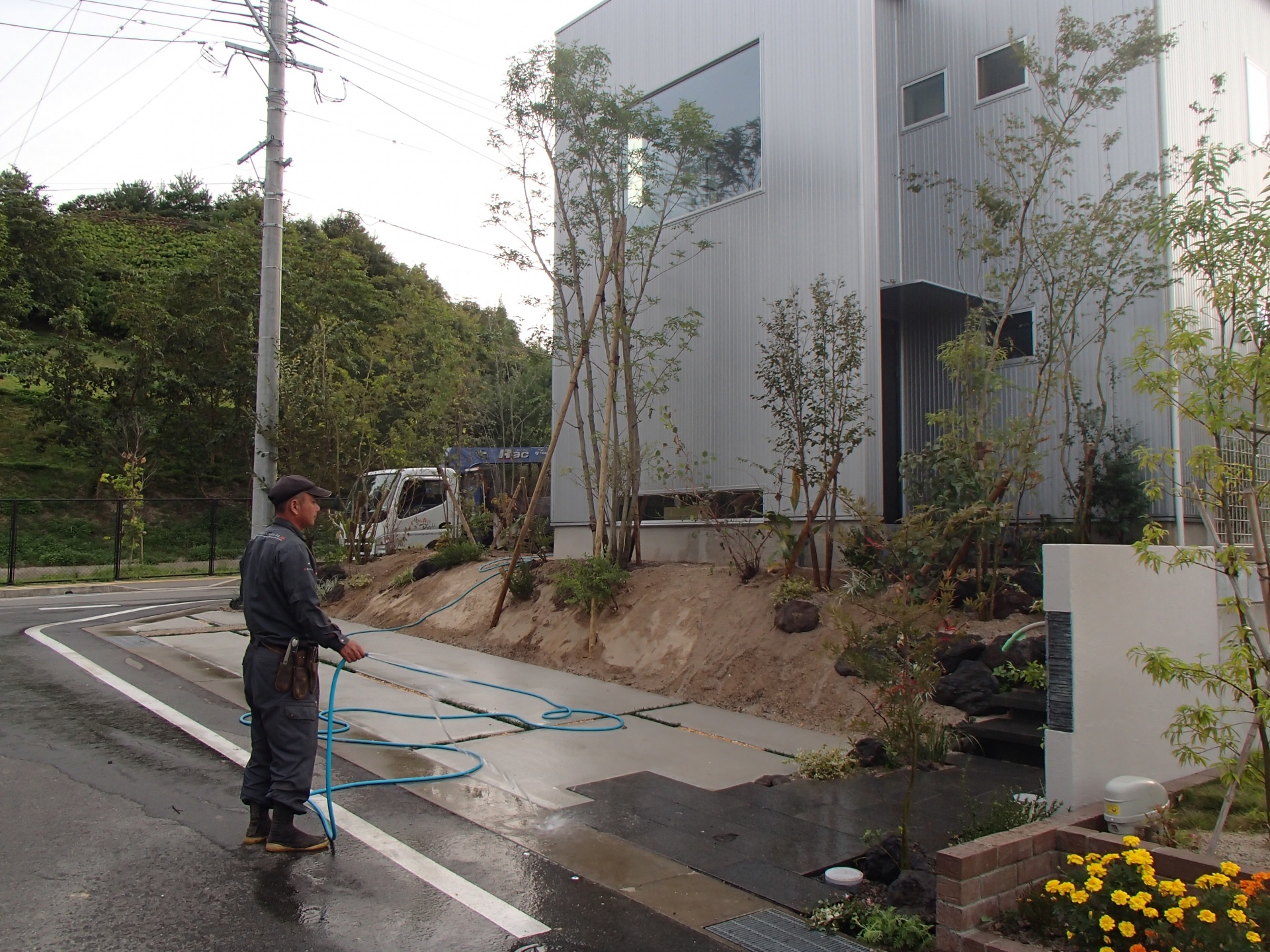 <p>前回は、中高木の植栽でした。次は、その足元を宿根草、多年草、低灌木類で根締めする工程です。</p>