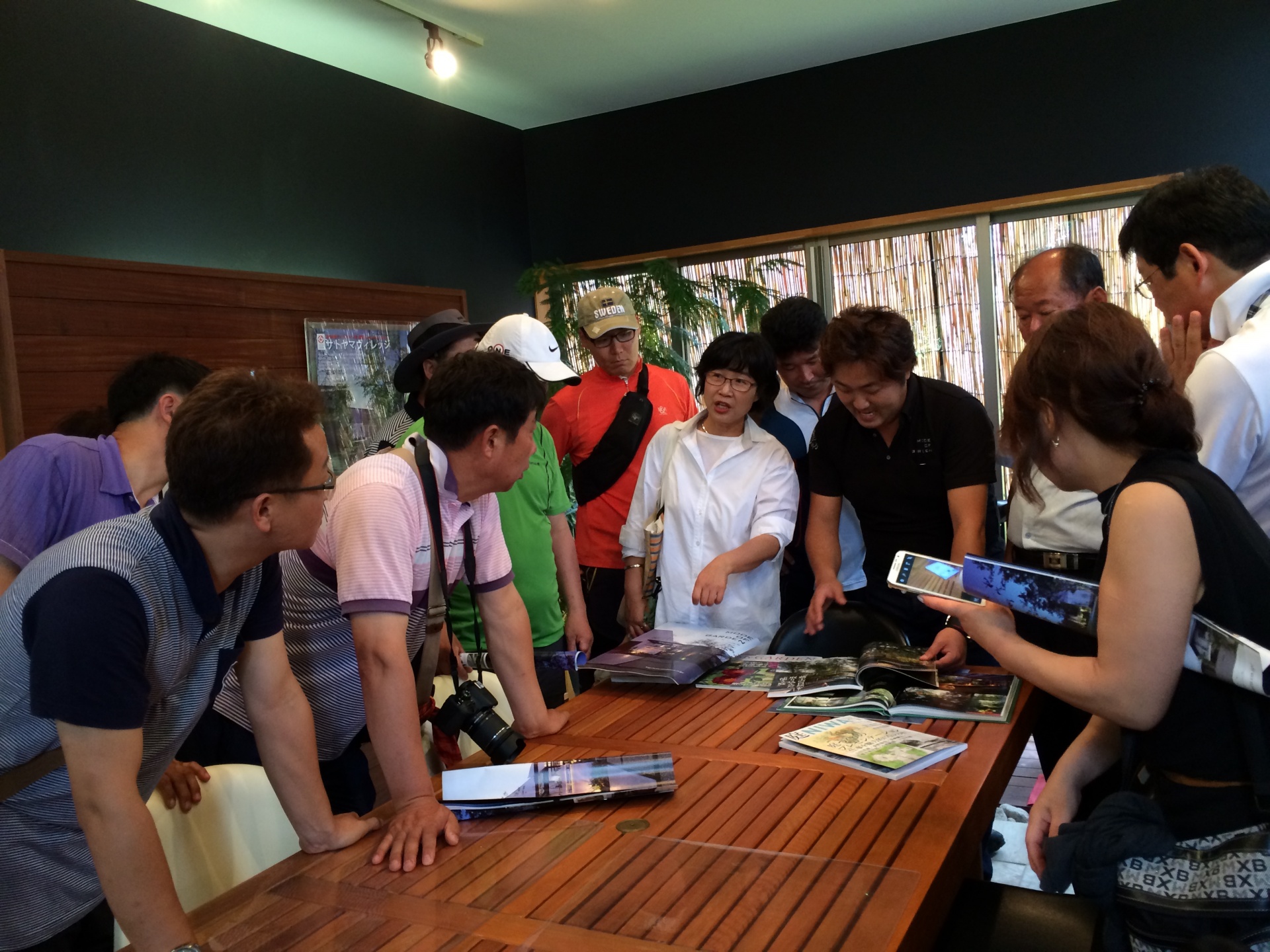 <p>本や雑誌に掲載されている弊社施工例を<br />
見せて説明白い服の女性が通訳さん<br />
（とっても元気のあるおもしろい方でした）<br />
みなさんとても熱心に説明を聞いてくれました。</p>