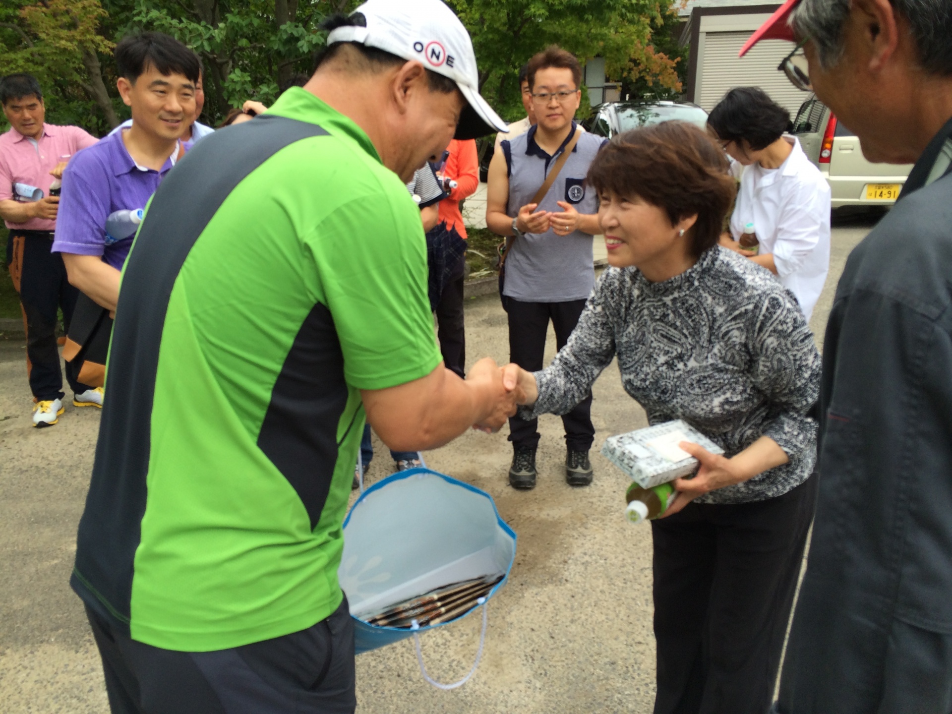 <p>最後にお土産までいただきました。<br />
台風8号が迫るなか、わざわざ足を運んで<br />
くださってありがとうございました。<br />
短い時間でしたが、お互いにいろいろな<br />
情報交換ができた貴重な時間となりました。</p>