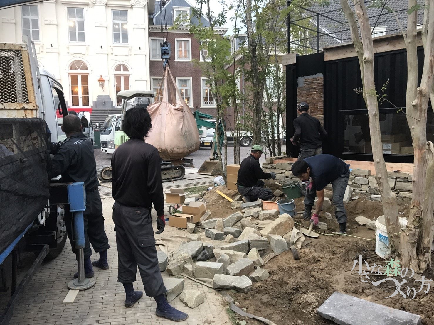 <p>真砂土をクレーンで吊るして、現場に搬入</p>