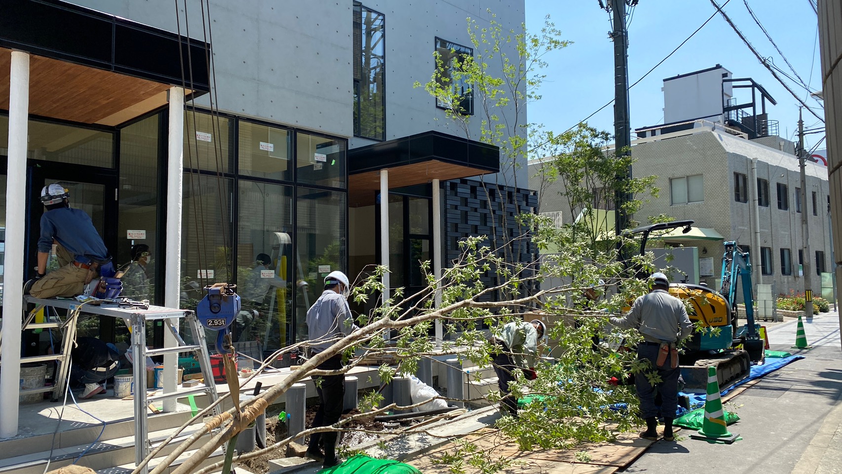 <p>立派な建物にふさわしいエクステリアを作っていきます。施工前はこのような感じです<img src="https://www.tanushimaru.co.jp/smileys/catface.gif"></p>