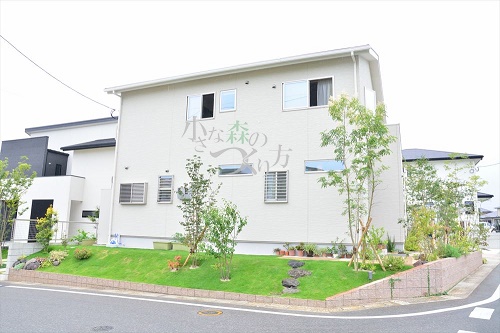 <p>メンテナンスイージーなグリーンフローが多少あるだけで、</p>
<p>植えた木々が、住宅を華やかに引き立てます。</p>