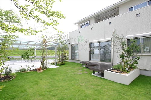 <p>建物と一体感を持たせ、デッキとキッチンガーデンBoxと散水栓の花壇。</p>