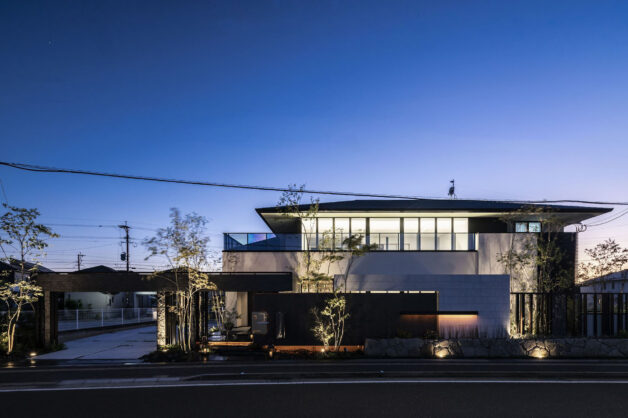 シックで重厚感あるアプローチ、抜け感のあるファサードの美しい水平ライン。