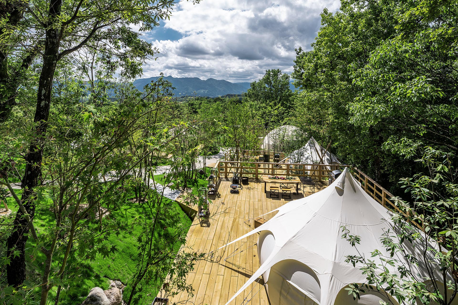 樹木を知り尽くしたプロフェッショナル。<p>そこに小さな森があるように、四季を感じていただきたい。<br />
樹木を知り尽くしたプロフェッショナルだからできることがあります。<br />
四季の移ろいを楽しめる最適な樹木をご提案します。</p>
<p>また、生活に配慮した目隠しのための植栽や壁。<br />
手入れのしやすさはもちろん、動線と奥行きのあるデザイン性の高いアプローチ。</p>
<p>デザインと機能へのこだわりが田主丸緑地建設の魅力の一つです。</p>