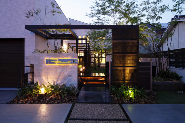 幾種類もの自然石を使ったラグジュアリーなお庭