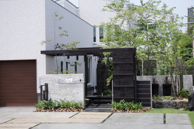 幾種類もの自然石を使ったラグジュアリーなお庭