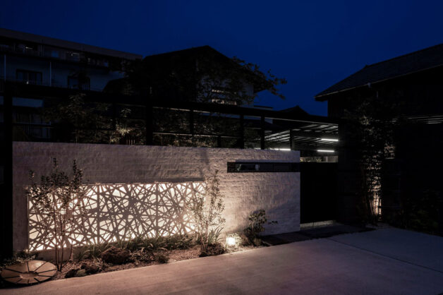 エクステリアと自然石の水平ラインで美しいファサードを演出