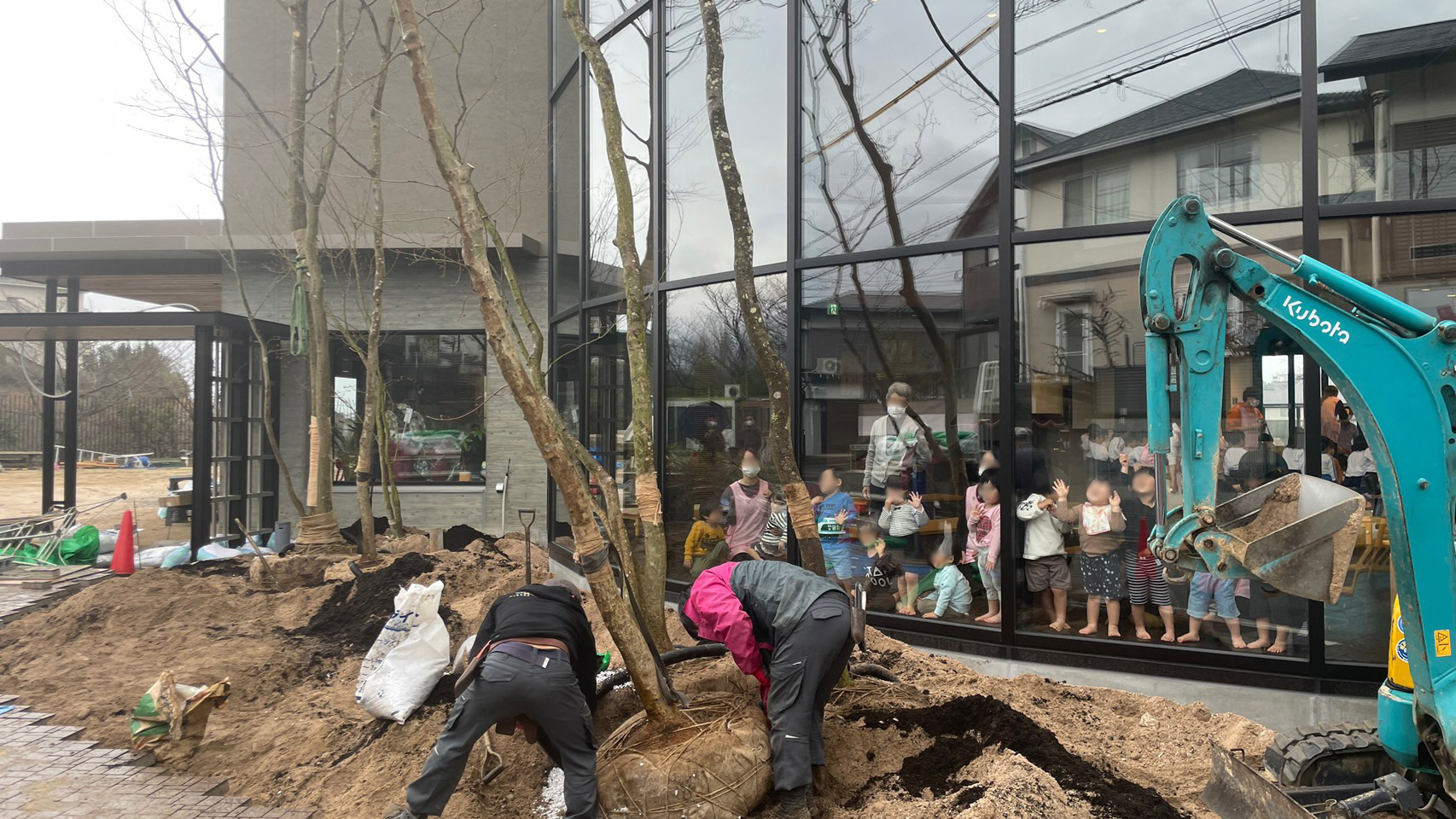 <div dir="auto"><span style="font size: large;">食育改め・・・植育?<span class="pq6dq46d tbxw36s4 knj5qynh kvgmc6g5 ditlmg2l oygrvhab nvdbi5me sf5mxxl7 gl3lb2sf hhz5lgdu"><br />
</span></span></div>
<div dir="auto"><span style="font size: large;">今日は小さな大応援団が^ ^</span></div>