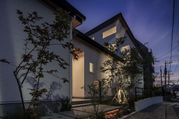 様々なデザインが盛り込まれたアプローチ