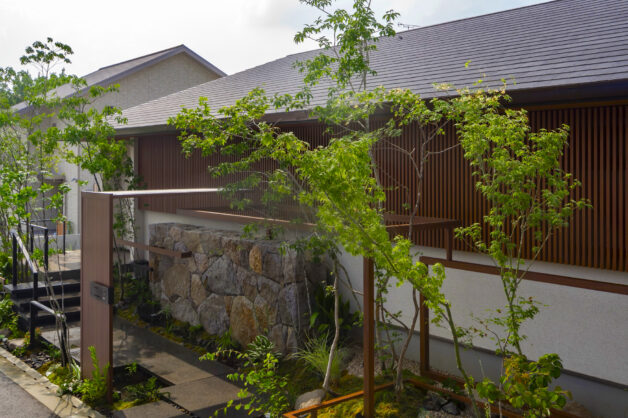 和風な住宅にマッチした洗練されたファサード