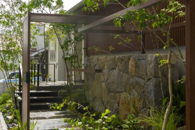 和風な住宅にマッチした洗練されたファサード