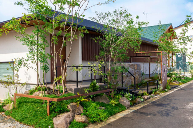 和風な住宅にマッチした洗練されたファサード