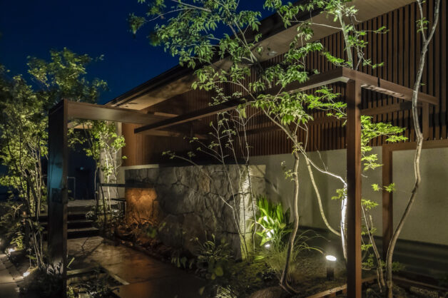 和風な住宅にマッチした洗練されたファサード