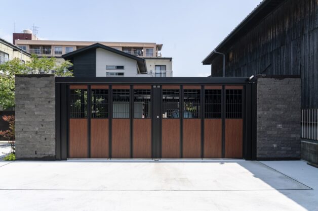 エクステリアと自然石の水平ラインで美しいファサードを演出