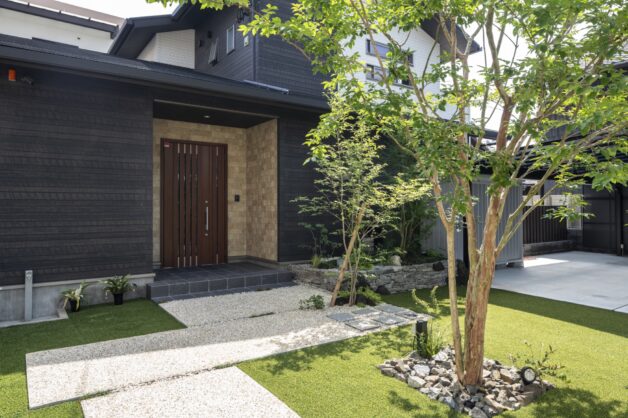 エクステリアと自然石の水平ラインで美しいファサードを演出