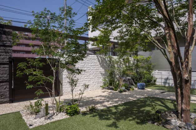 エクステリアと自然石の水平ラインで美しいファサードを演出