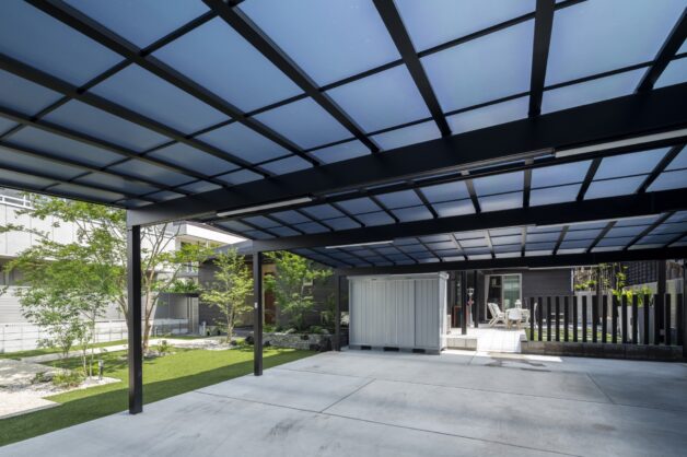 エクステリアと自然石の水平ラインで美しいファサードを演出