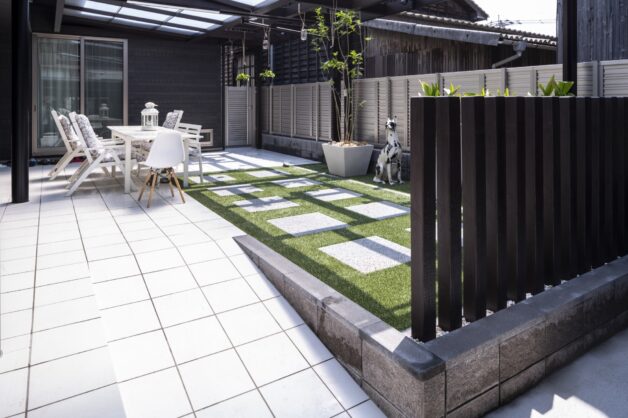 エクステリアと自然石の水平ラインで美しいファサードを演出