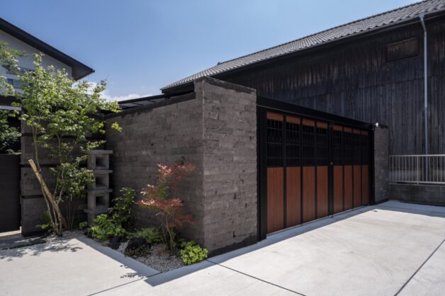 エクステリアと自然石の水平ラインで美しいファサードを演出