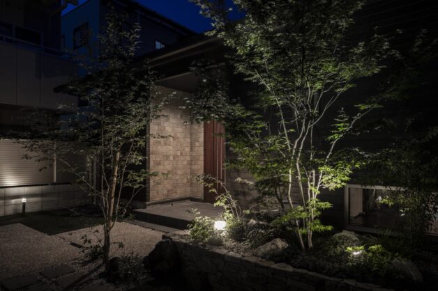 エクステリアと自然石の水平ラインで美しいファサードを演出