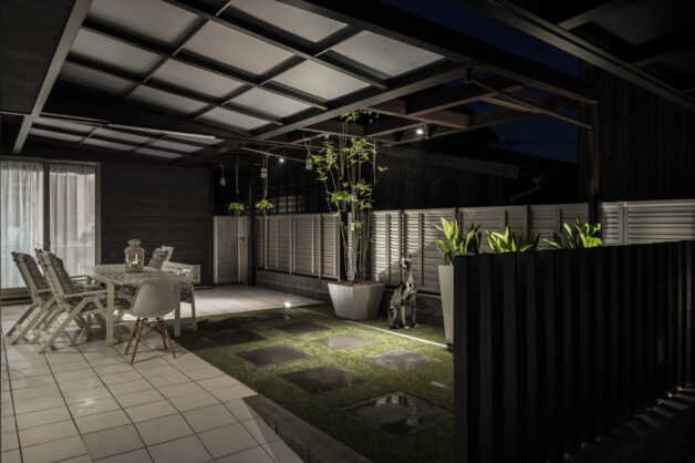 エクステリアと自然石の水平ラインで美しいファサードを演出