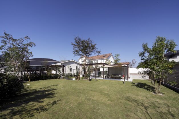 ガーデンルーム・ゲート・自然石の回廊のある贅沢な外構の家