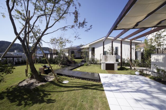 ガーデンルーム・ゲート・自然石の回廊のある贅沢な外構の家