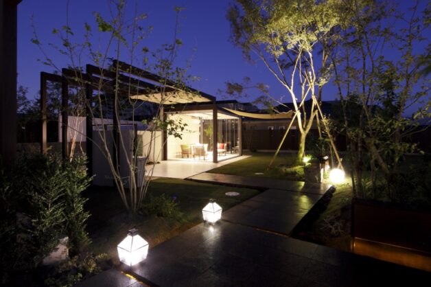 ガーデンルーム・ゲート・自然石の回廊のある贅沢な外構の家