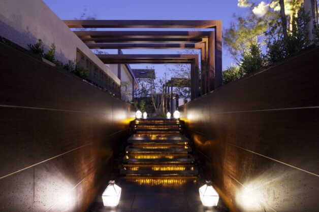 ガーデンルーム・ゲート・自然石の回廊のある贅沢な外構の家