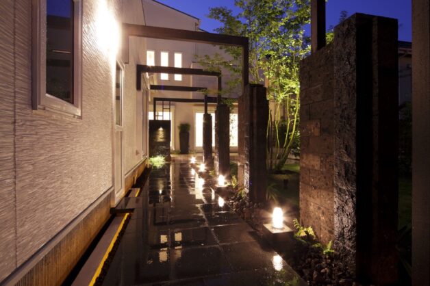 幾種類もの自然石を使ったラグジュアリーなお庭