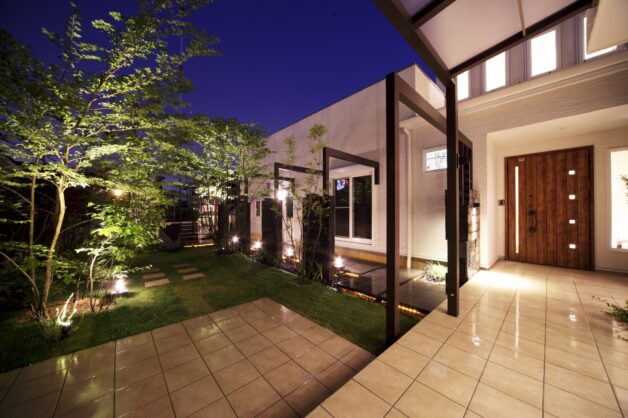 幾種類もの自然石を使ったラグジュアリーなお庭