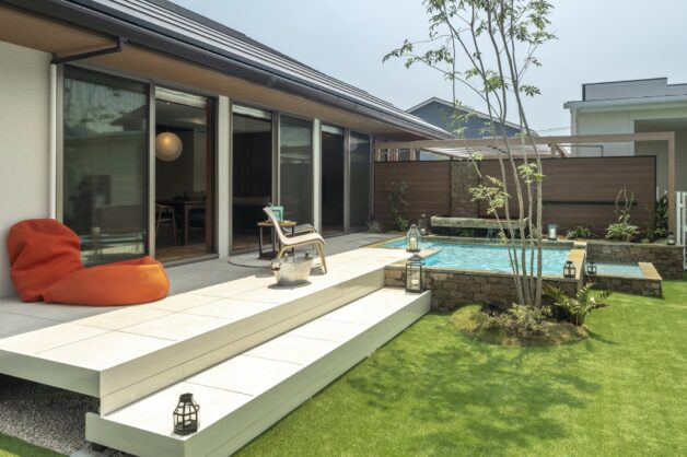 開放感のあるタイルテラスで安らげるアウトリビング