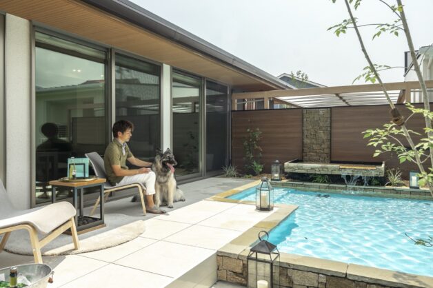 開放感のあるタイルテラスで安らげるアウトリビング