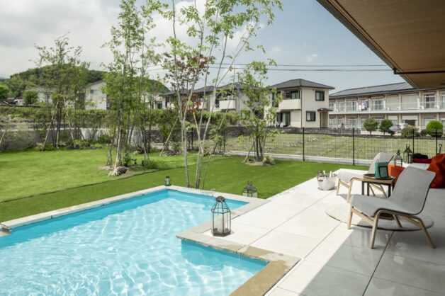 開放感のあるタイルテラスで安らげるアウトリビング