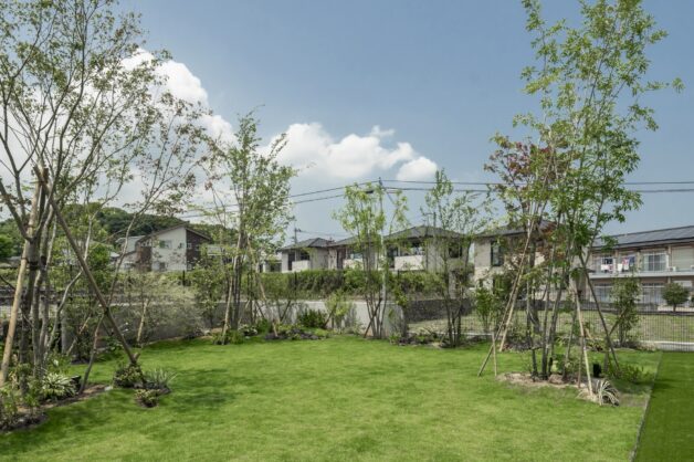 開放感のあるタイルテラスで安らげるアウトリビング