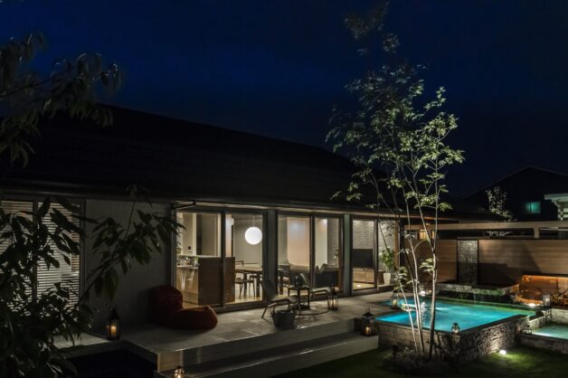 開放感のあるタイルテラスで安らげるアウトリビング