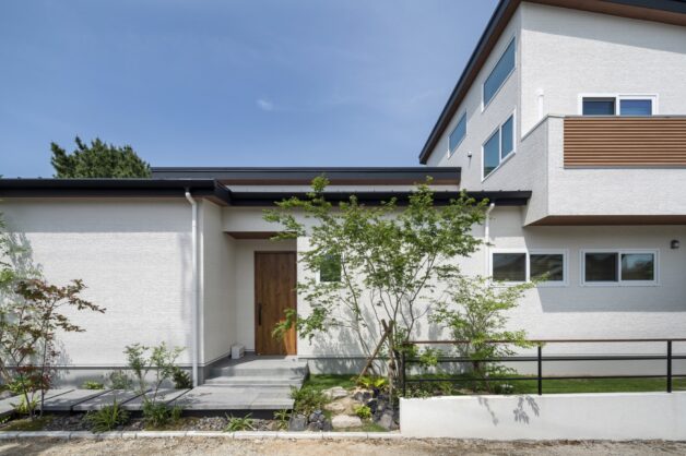 様々なデザインが盛り込まれたアプローチ