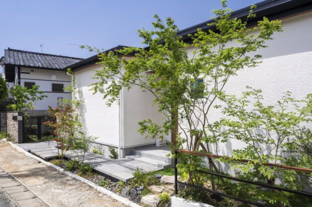 様々なデザインが盛り込まれたアプローチ