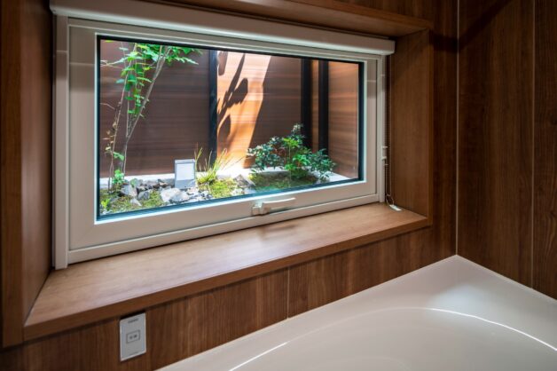 様々なデザインが盛り込まれたアプローチ