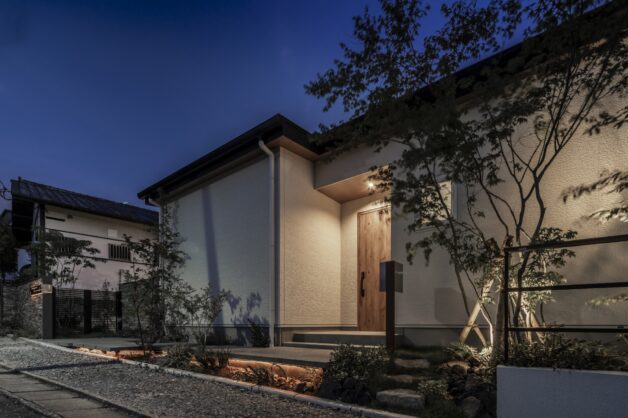 様々なデザインが盛り込まれたアプローチ