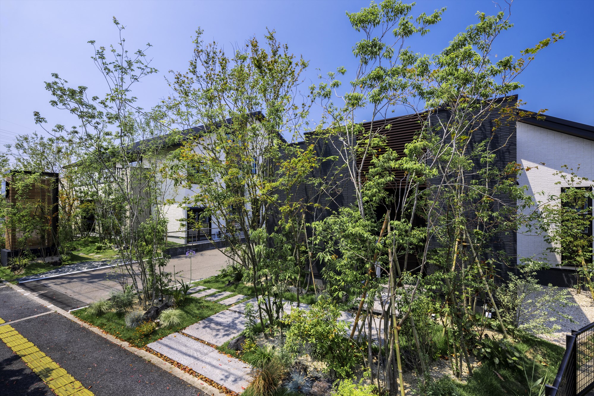 <p>2棟あるモデルハウスの平家建てです。<br />
平家は木々で高さを出すことで立体感が生まれます。</p>