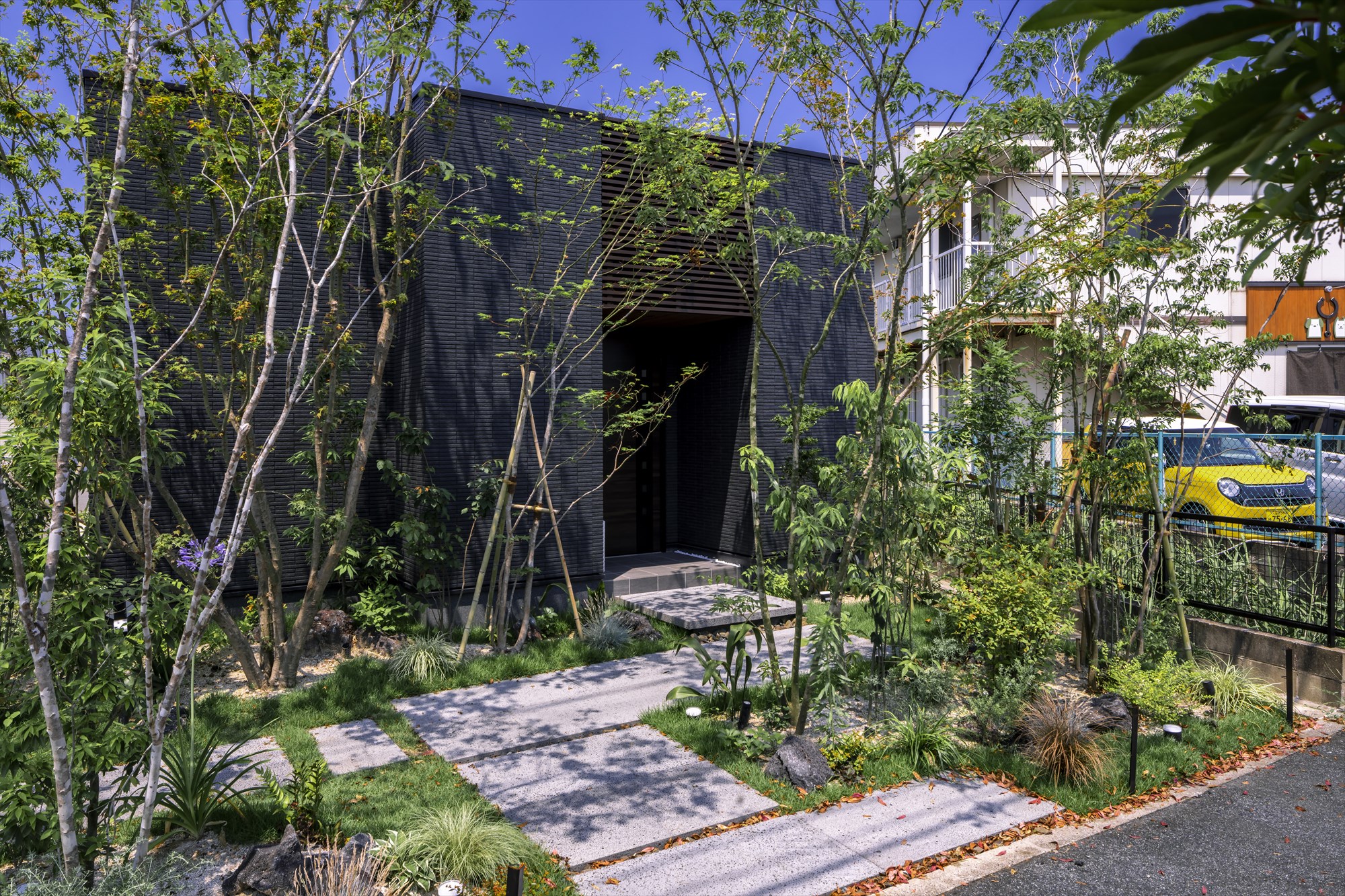 <p>2棟あるモデルハウスの平家建てです。<br />
平家は木々で高さを出すことで立体感が生まれます。</p>