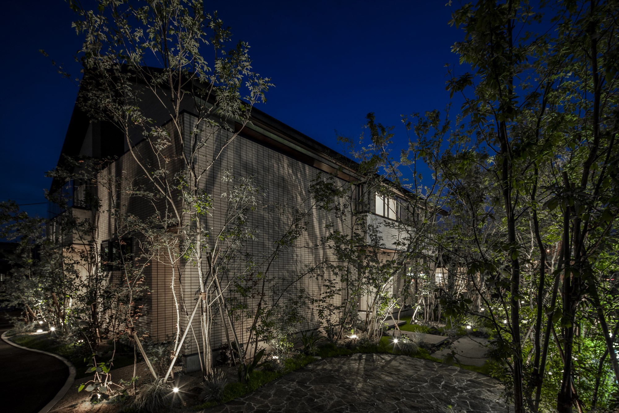 <p>灯りは、安心・安全も考慮されて設置されています。<br />
明るいアプローチはホッと安心できる空間です。</p>