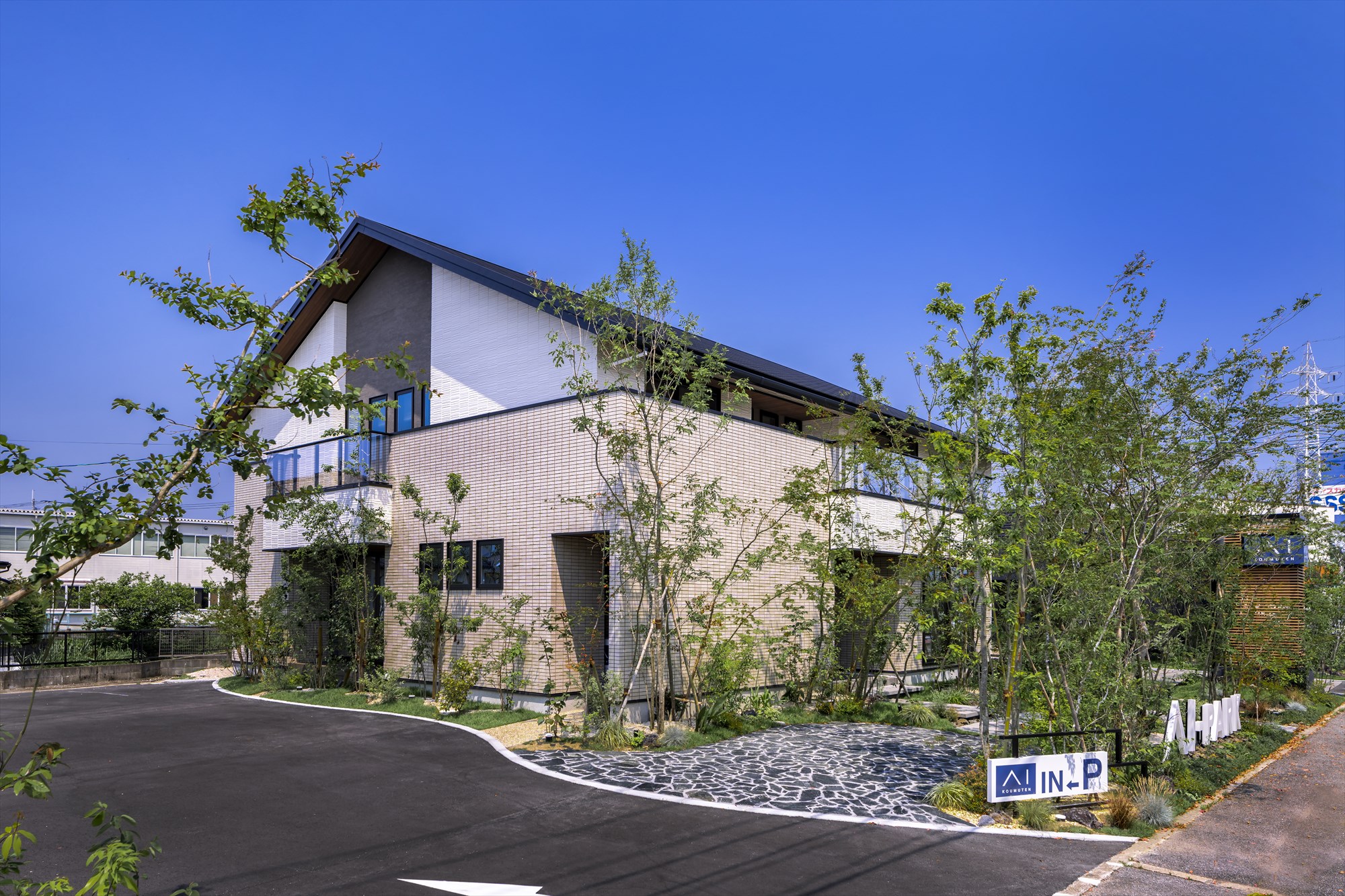 <p>駐車場との境界は柔らかなアンジュレーションのラインで優しい印象です。</p>